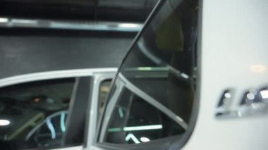 Araba temizleyicisi arabanın camını temizledi. Profesyonel Araç Vücut Detaylı Atölyesi. Yüksek kalite 4k görüntü