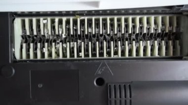 Shredder 'ın beyaz kağıt keserken yakın plan çekimi. Aşağıdan Görünüm, Yüksek kalite 4k görüntü