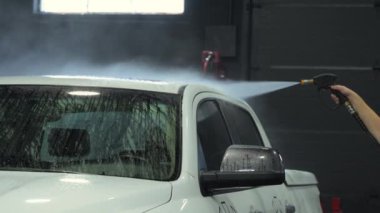 Araba Temizleyicisi, Su Yüksek Basınçlı Yıkama Makinesi ile. Profesyonel Araç Vücut Detaylı Atölyesi. Yüksek kalite 4k görüntü
