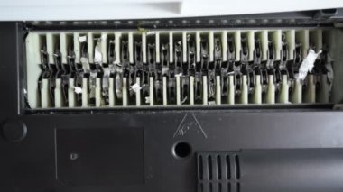 Shredder Kesme Kağıdı 'nın yakın çekimi. Aşağıdan Görünüm, Yüksek kalite 4k görüntü