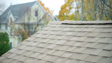 Bir eve yeni bir çatı monte edildi. Manzarayı kapat. Yüksek kalite 4k görüntü