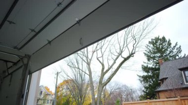 Garaj kapısı aşağı iniyor. Garajda çekilen görüntüler. Yüksek kalite 4k görüntü