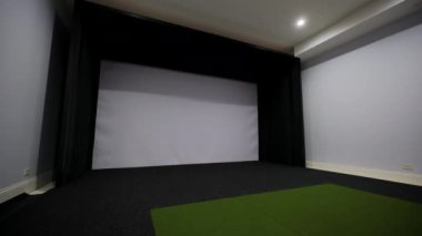 Bodrumda ev sineması, duvarda büyük ekran. Kamerayı çek. Yüksek kalite 4k görüntü