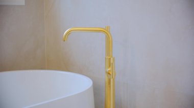 Modern banyo altın musluğunun elementleri. Kapatın. Yüksek kalite 4k görüntü