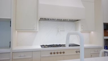 Yenilenmiş bir evde Modern Yeni Mutfak 'ın elementleri. Yüksek kalite 4k görüntü
