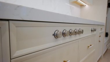 Modern Yeni Mutfak İç Tasarımı elementleri yenilenmiş bir evde, gaz sobasının manzarasını kapatıyor. Yüksek kalite 4k görüntü