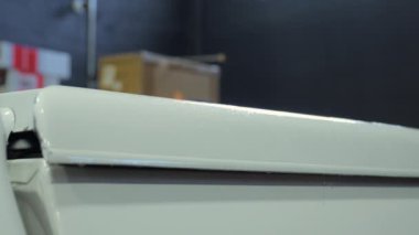 İşçi yüzeye özel bir sıvı püskürtür. Profesyonel Araç Vücut Detaylı Atölyesi. Yüksek kalite 4k görüntü