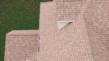 Güneşli bir günde bir eve yeni bir çatı kurulur. Hava görüntüsü. Yüksek kalite 4k görüntü