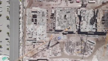 İnşaat alanı. Crane inşaat alanında. Hava aracı atışı. - Evet. Yüksek kalite 4k görüntü