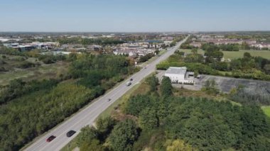 Banliyödeki evler ve yollar. Geniş drone görüşü. - Evet. Yüksek kalite 4k görüntü