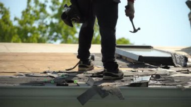 Çatıcılar bir eve yeni bir çatı kuruyor. Kapatın. Yüksek kalite 4k görüntü