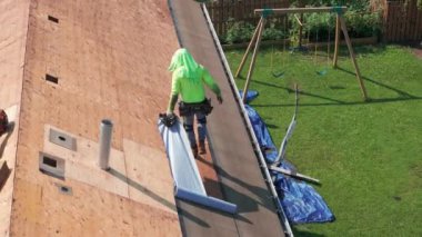 Roofer eve yeni bir çatı kuruyor. Çalışma saatleri. Yüksek kalite 4k görüntü