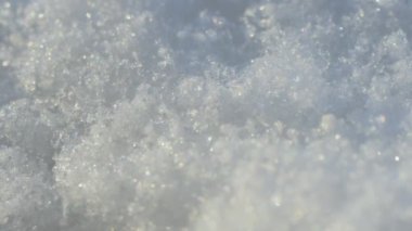 Güneşli kış mevsiminde kar havası. Güneşli bir günde tarlada kar, yakın görüş. Yüksek kalite 4k görüntü