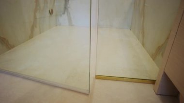Evdeki modern duş kabininin elementleri. Cam kapı açılıyor. Kapatın. Yüksek kalite 4k görüntü