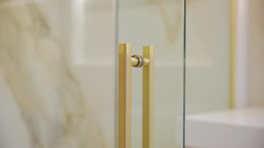 Modern elementler. Evdeki duş kabinindeki cam kapı. Kapatın. Yüksek kalite 4k görüntü