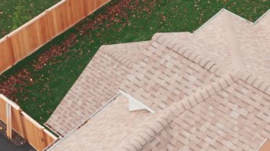 Bir eve yeni bir çatı monte edildi. İHA 'dan geniş görüş açısı. Yüksek kalite 4k görüntü