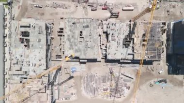 İnşaat alanı. Crane inşaat alanında. Hava aracının geniş açılı görüntüsü. - Evet. Yüksek kalite 4k görüntü