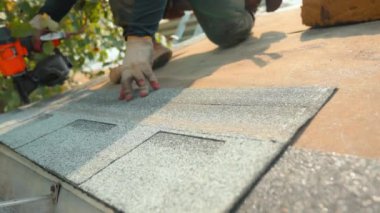 Yeni çatı elementi. Çatıcılar bir eve yeni bir çatı kuruyor. Manzarayı kapat. Yüksek kalite 4k görüntü