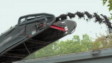 Yok edilmiş yol yüzeyinin yerini yeni bir yüzey alacak, eski asfalt kaldırılacak, eski asfaltı parçalayıcı taşıyacak. Yüksek kalite 4k görüntü