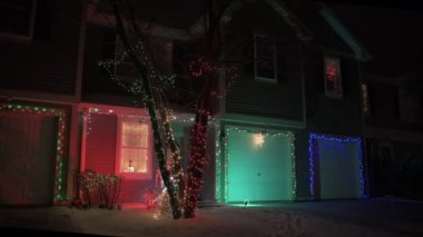 Gece vakti güzel bir Noel süsüsüyle evi çekiyoruz. Yüksek kalite 4k görüntü