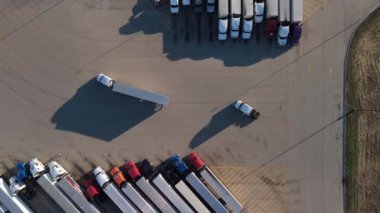 Kamyon otoparkındaki hareket halindeki kamyonun hava görüntüsü. Yüksek kalite 4k görüntü