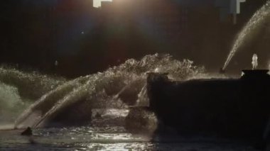 Park 'ın şehir merkezinde bir Chicago çeşmesi. Yüksek kalite 4k görüntü