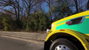 Peterbilt kamyonu ile hareket halindeki otoyol manzarası. Yüksek kalite 4k görüntü