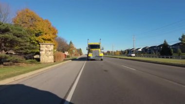 Hareket halindeki kamyon ve arabalarla otoyolların POV görüntüsü. Yüksek kalite 4k görüntü