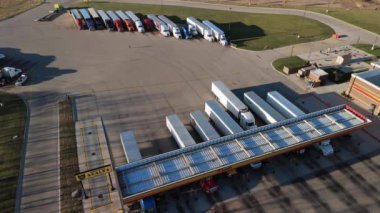 Benzin istasyonunda bir sürü kamyon var. Hava görüntüsü. Chicago, IL 'den. 10.04.2024 . Yüksek kalite 4k görüntü