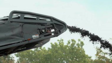 Yok edilmiş yol yüzeyinin yerini yeni bir yüzey alacak. Eski asfalt kaldırılacak. Parçalayıcı nakliye araçları asfaltı. Yüksek kalite 4k görüntü