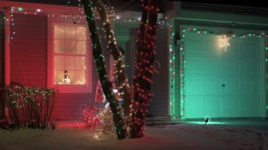 Kışın gece vakti güzel Noel süslemeleri olan bir ev. Yüksek kalite 4k görüntü