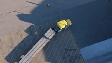 Nakliye kamyonunun hava görüntüsü. Yukarıdan aşağıya doğru. Yüksek kalite 4k görüntü