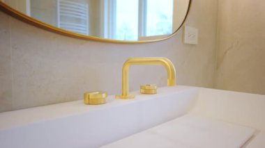 Modern banyo musluğunun elementleri. Manzarayı kapat. Yüksek kalite 4k görüntü