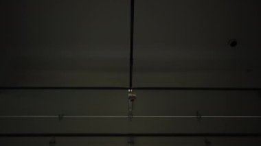 Garaj kapısı açılıyor. Yukarı çık. Garajda içeriden çekilmiş görüntüler. Yüksek kalite 4k görüntü