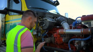 Şoför telefonda kamyonla ilgili sorun hakkında konuşuyor. Geniş görüş. Yüksek kalite 4k görüntü