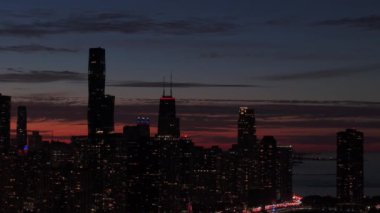 Gün batımında Chicago şehir merkezi silueti. Hava görüntüsü. Yüksek kalite 4k görüntü