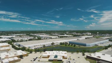 Naperville şehrinin hava aracı görüntüsü. Naperville lL 'de. ABD 22 Ağustos 2024. Yüksek kalite 4k görüntü