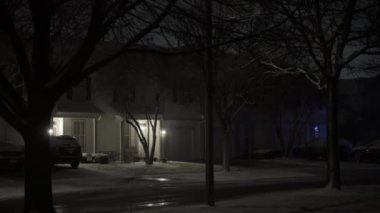 Kış gecesi ışıklarıyla evin fotoğrafını çekiyorum. Yüksek kalite 4k görüntü