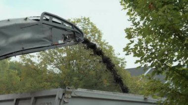 Hasarlı yol yüzeyinin yerini yeni bir yüzey, eski asfaltın kaldırılması, bir kağıt öğütücü nakliye asfaltının değiştirilmesi alacak. Kapatın. Yüksek kalite 4k görüntü