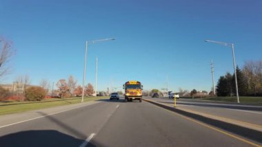  Amerikan Okul Otobüsü güneşli bir sonbahar gününde, Front View 'da otoyolda. Yüksek kalite 4k görüntü