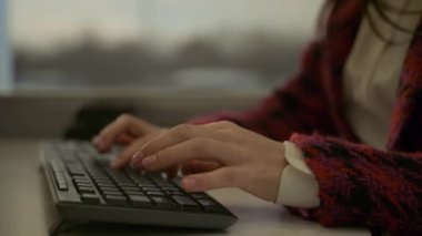 Bilgisayar masasındaki klavyede el yazısıyla yazı yazan kadının görüntüsünü kapat. Sosyal ağda çevrimiçi veya arama bilgileri. - Evet. Yüksek kalite 4k görüntü