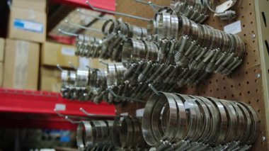 Yetkili bir satıcı ve tedarikçinin yedek parçalarıyla dolu bir depo rafı. Yüksek kalite 4k görüntü