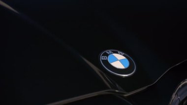 Yeni BMW M5 Sedan 'ın logosu. Araba elementi. Naperville lL ABD 22 Ekim 2024. Yüksek kalite 4k görüntü