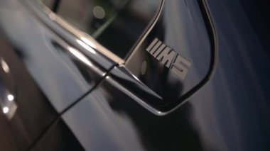 Yeni BMW M5 Serisi Sedan logosu. Araba elementi. Kamerayı çek. Naperville lL ABD 22 Ekim 2024. Yüksek kalite 4k görüntü