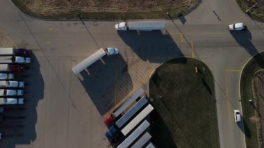 Kamyon otoparkındaki hareket halindeki kamyonun yukarıdan aşağı görüntüsü. Naperville lL 25 Eylül 2024. Yüksek kalite 4k görüntü