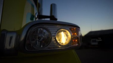 Gece vakti otoparkta yarı kamyon farları. Kamerayı çek. Yüksek kalite 4k görüntü
