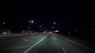 Gece vakti otoyola giriyoruz. Geniş açılı geniş açı. Yüksek kalite 4k görüntü