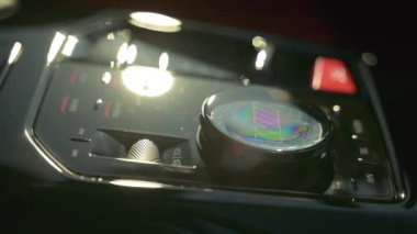Modern araba tasarımının elementi. Arabanın vites düğmesi. Yüksek kalite 4k görüntü