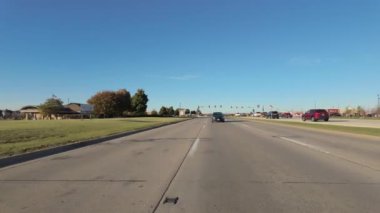 Güzel bir sonbahar gününde ABD 'de Haighway' in POV çekimi. Naperville lL 'de. ABD 22 Ekim 2024. Yüksek kalite 4k görüntü