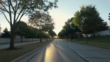 POV, güneşli bir günde ABD mahallesindeki banliyö caddesinin hareket halindeki arabasını vurdu. - Evet. Yüksek kalite 4k görüntü